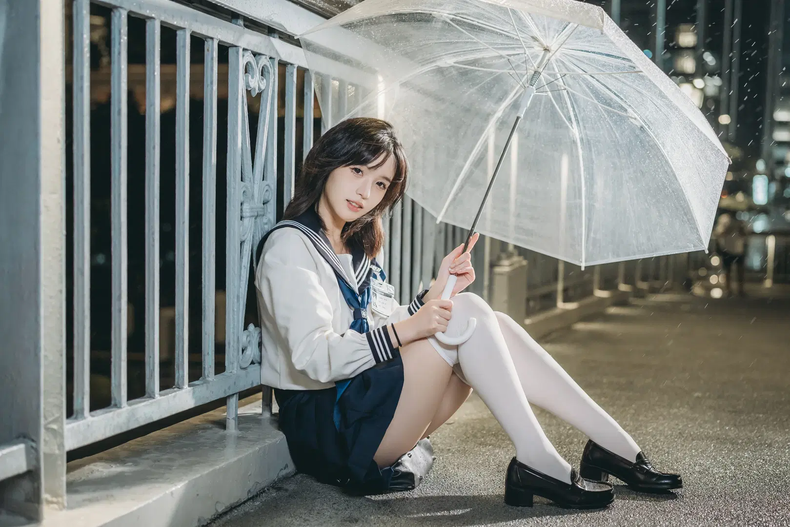 【JK uniform photoshoot】Rainy Night Atmosphere JK Uniform Photoshoot: A Perfect Match of Clear Umbrella Photography and White Over-the-Knee Socks by 吶魄罗 - Image 10