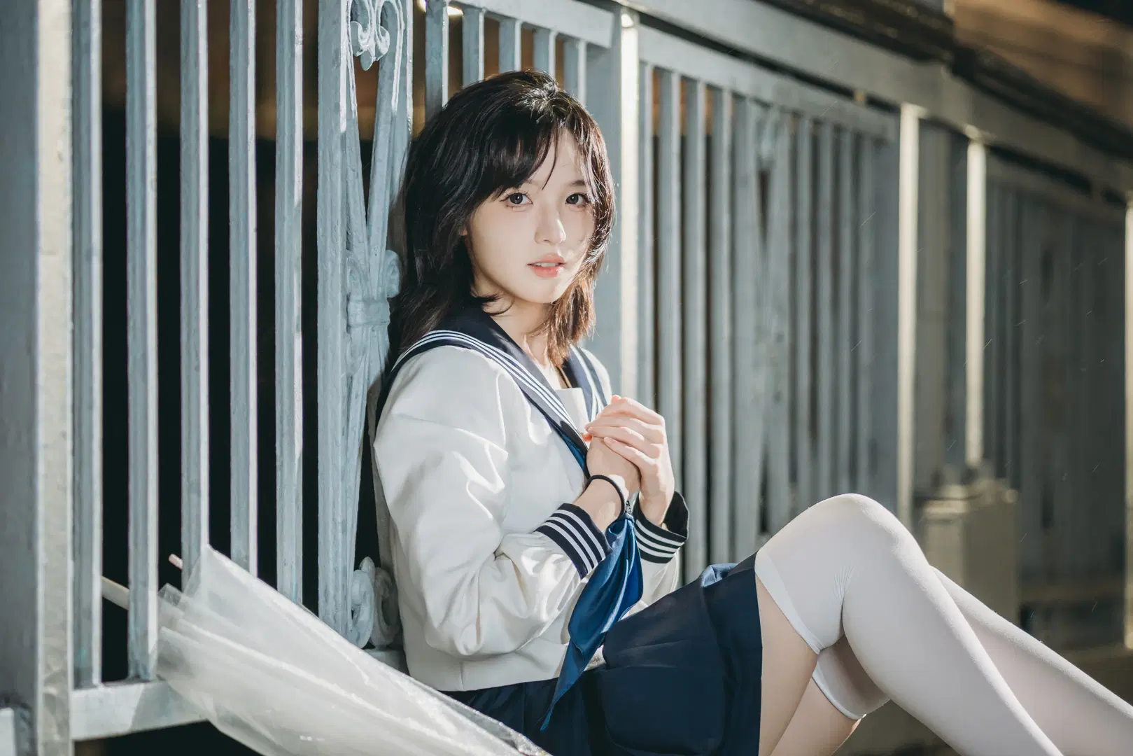 【JK uniform photoshoot】Rainy Night Atmosphere JK Uniform Photoshoot: A Perfect Match of Clear Umbrella Photography and White Over-the-Knee Socks by 吶魄罗 - Image 11