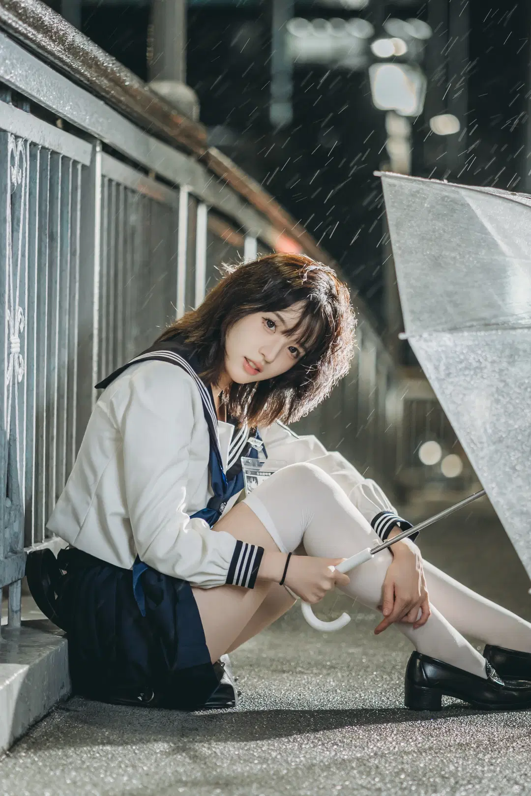 【JK uniform photoshoot】Rainy Night Atmosphere JK Uniform Photoshoot: A Perfect Match of Clear Umbrella Photography and White Over-the-Knee Socks by 吶魄罗 - Image 13