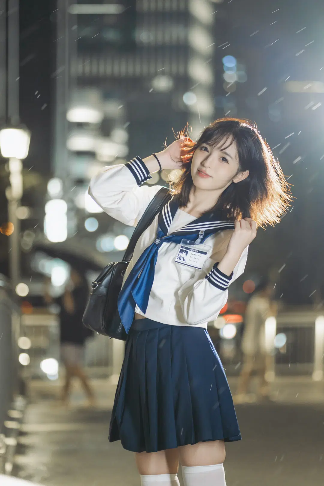 【JK制服写真】雨の夜の雰囲気が漂うJK制服写真、透明傘の撮影と白ニーハイソックスの絶妙な調和