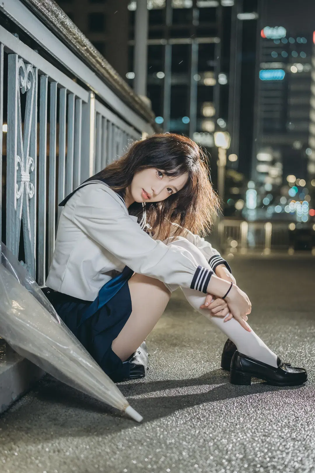 【JK uniform photoshoot】Rainy Night Atmosphere JK Uniform Photoshoot: A Perfect Match of Clear Umbrella Photography and White Over-the-Knee Socks by 吶魄罗 - Image 9