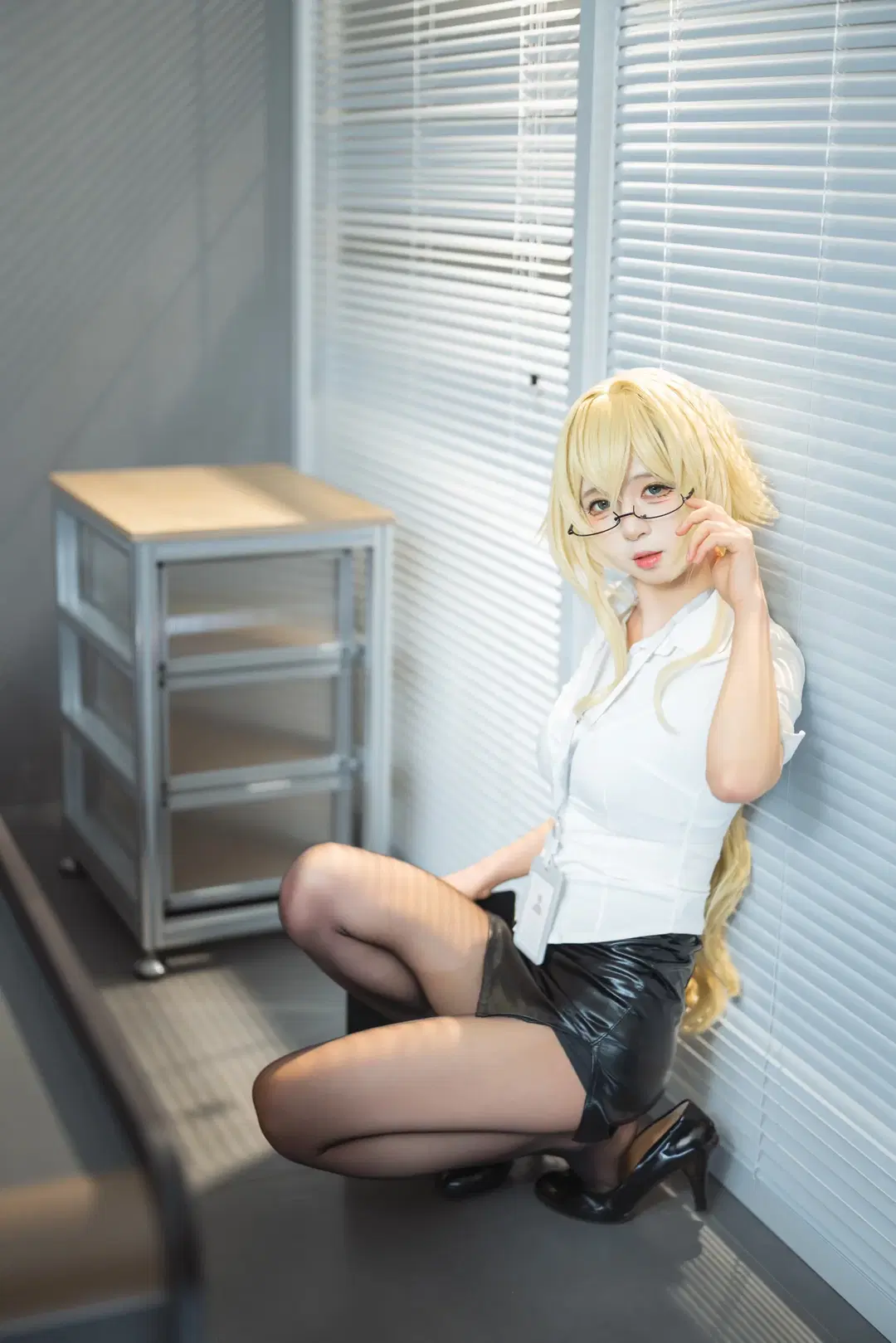 【ニヤニヤ教授 コスプレ】ブルーアーカイブ OL風オフィス制服グラビア - 吶魄罗 - 10枚目