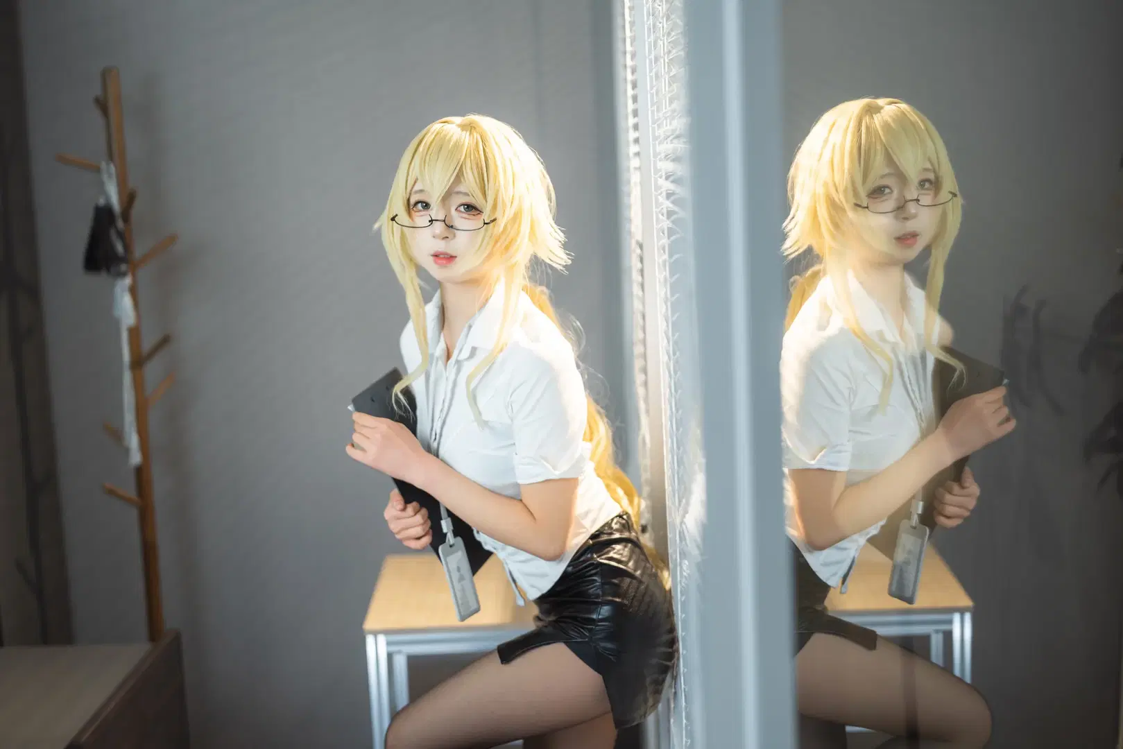 【ニヤニヤ教授 コスプレ】ブルーアーカイブ OL風オフィス制服グラビア - 吶魄罗 - 2枚目