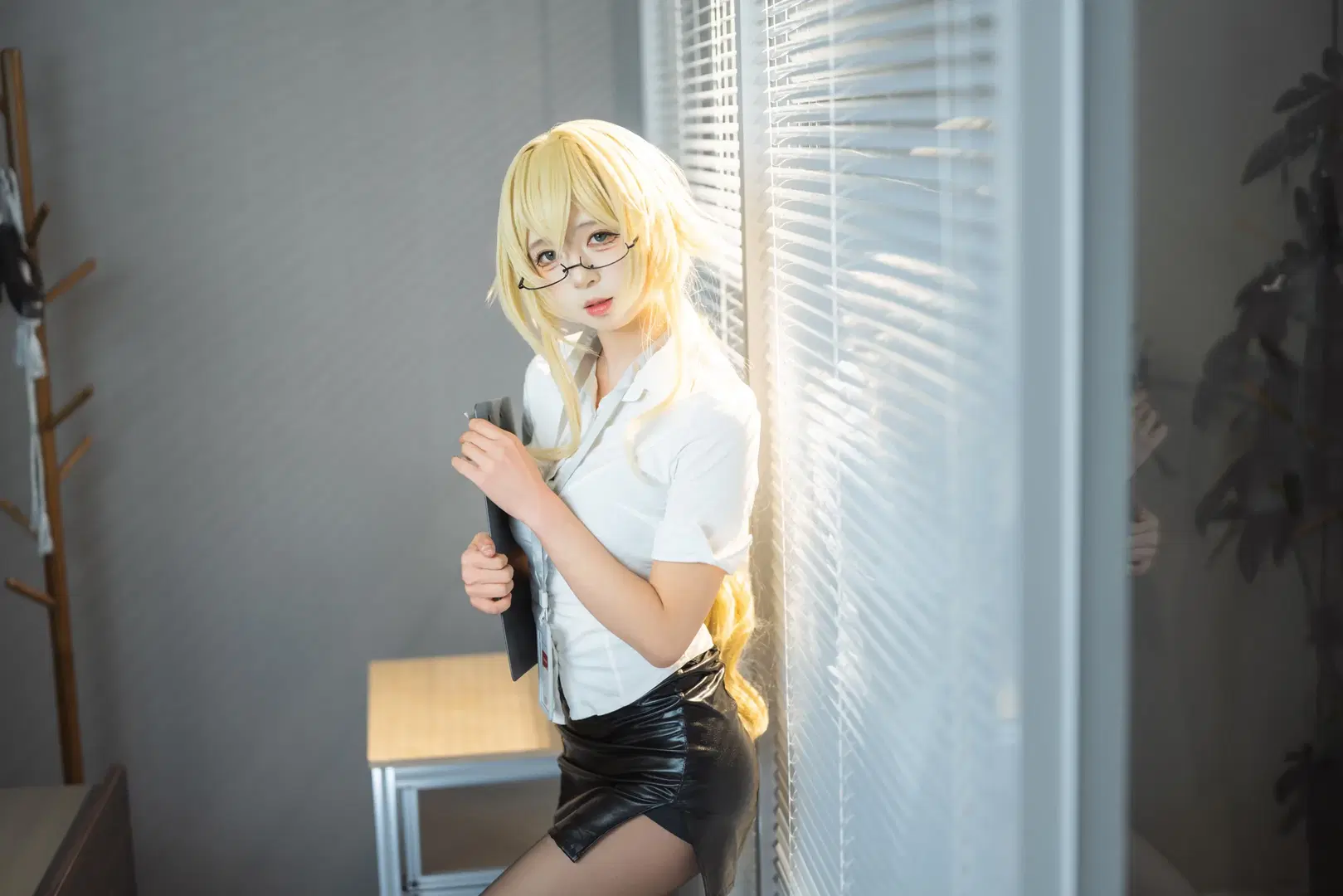 【ニヤニヤ教授 コスプレ】ブルーアーカイブ OL風オフィス制服グラビア - 吶魄罗 - 3枚目
