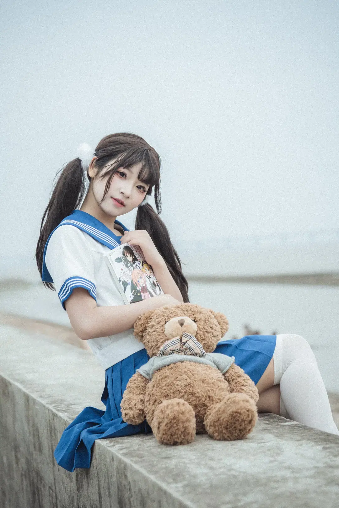【ごちうさ風JK制服コスプレ】水辺のツインテールとテディベア - 吶魄罗 - 2枚目