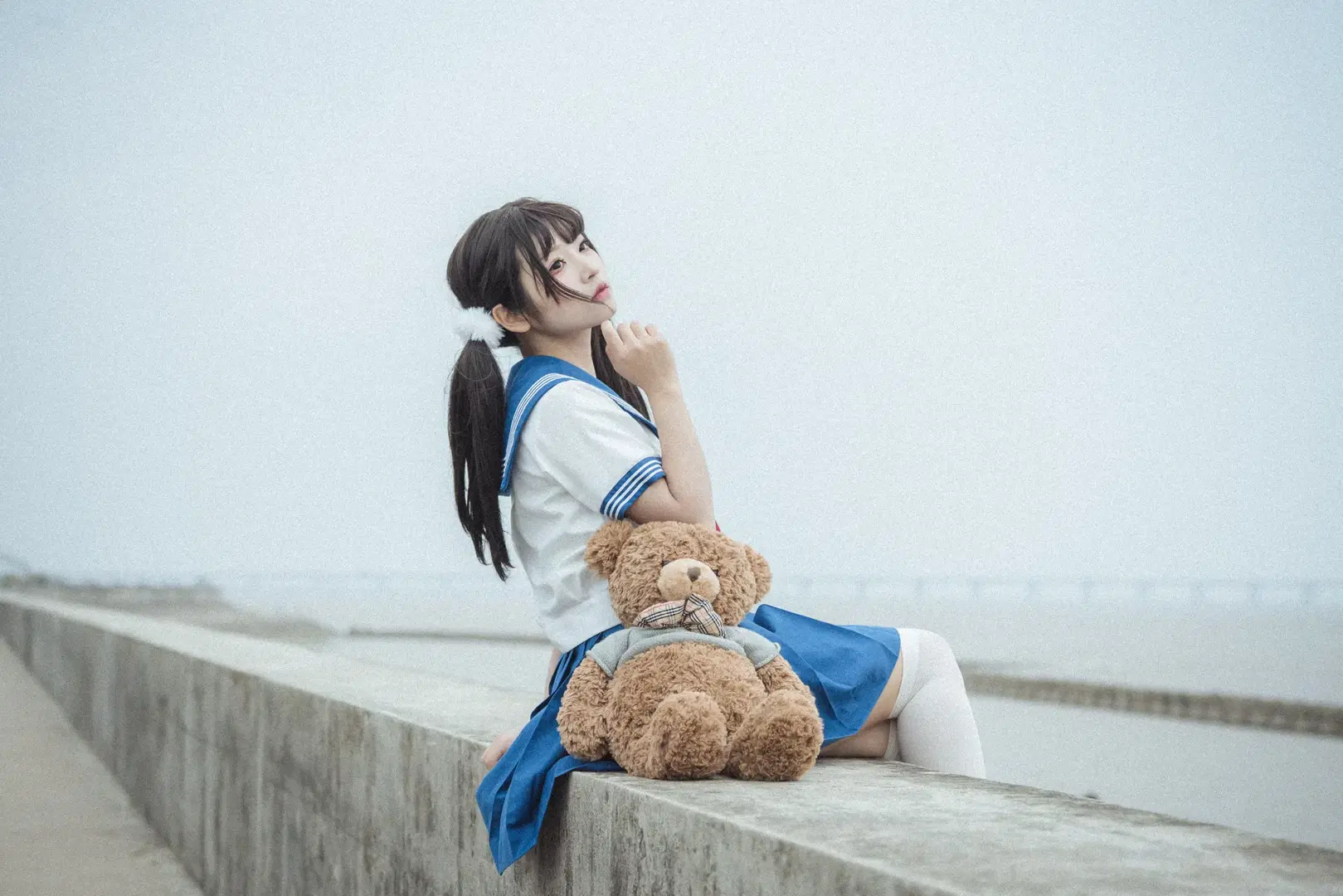【ごちうさ風JK制服コスプレ】水辺のツインテールとテディベア - 吶魄罗 - 4枚目