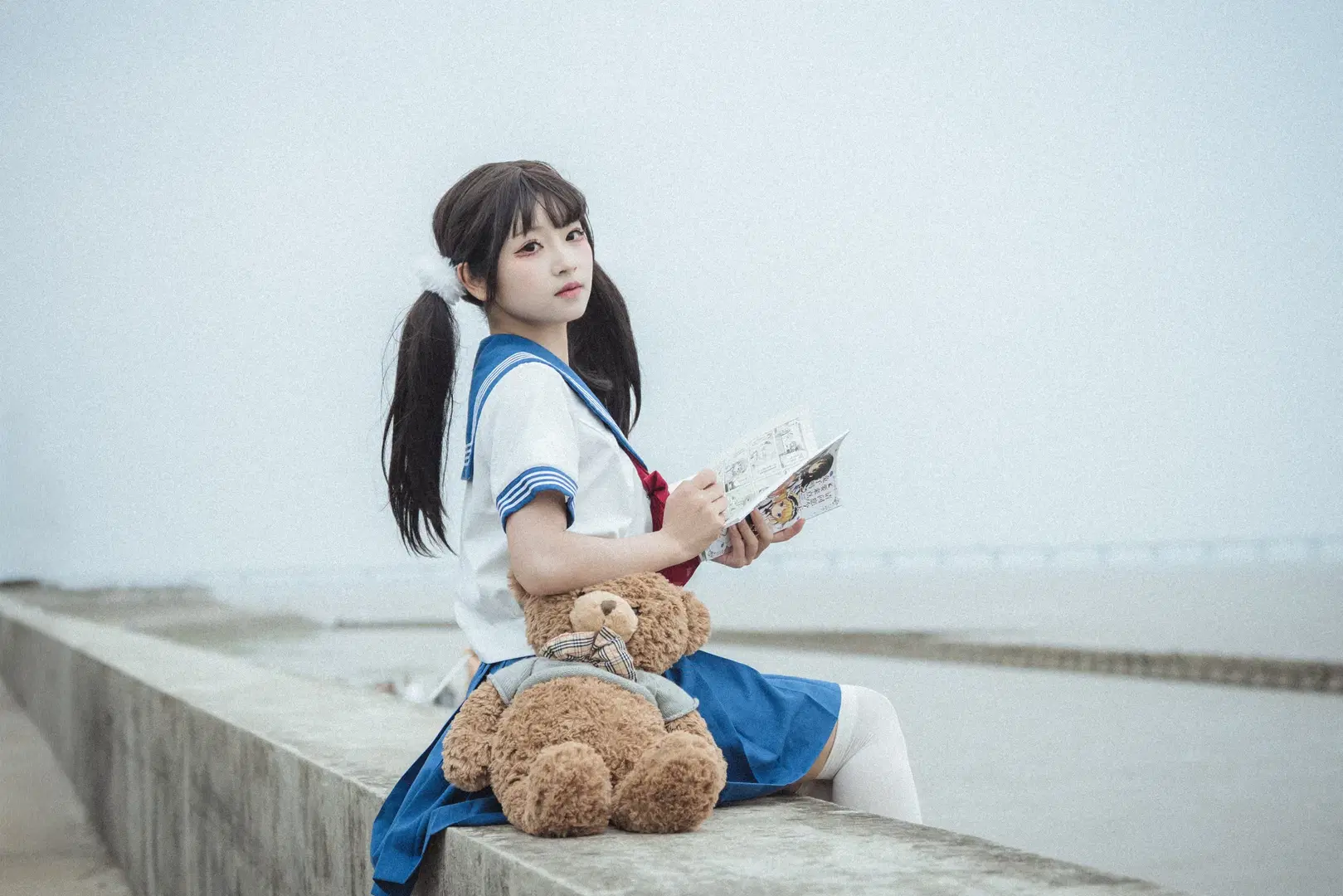 【ごちうさ風JK制服コスプレ】水辺のツインテールとテディベア - 吶魄罗 - 5枚目