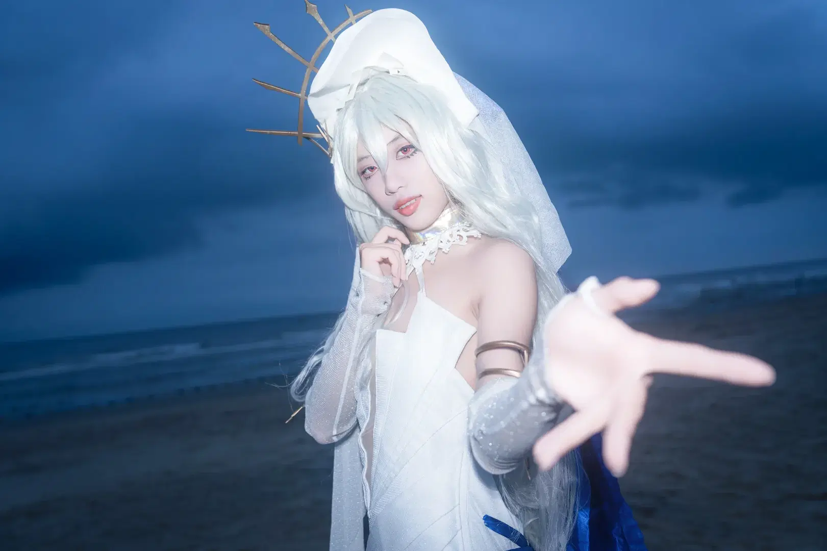 归溟幽灵鲨cos 明日方舟海边氛围感正片 - 叙拉古黑帮尚雪兔 - 第5张
