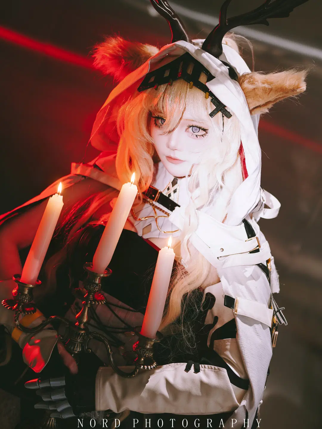 【ヴィヴィアナ コスプレ】『アークナイツ』栄冠を守護する者：紅い燭光と金弓が織りなす幽玄のイベント写真 - Nord - 2枚目