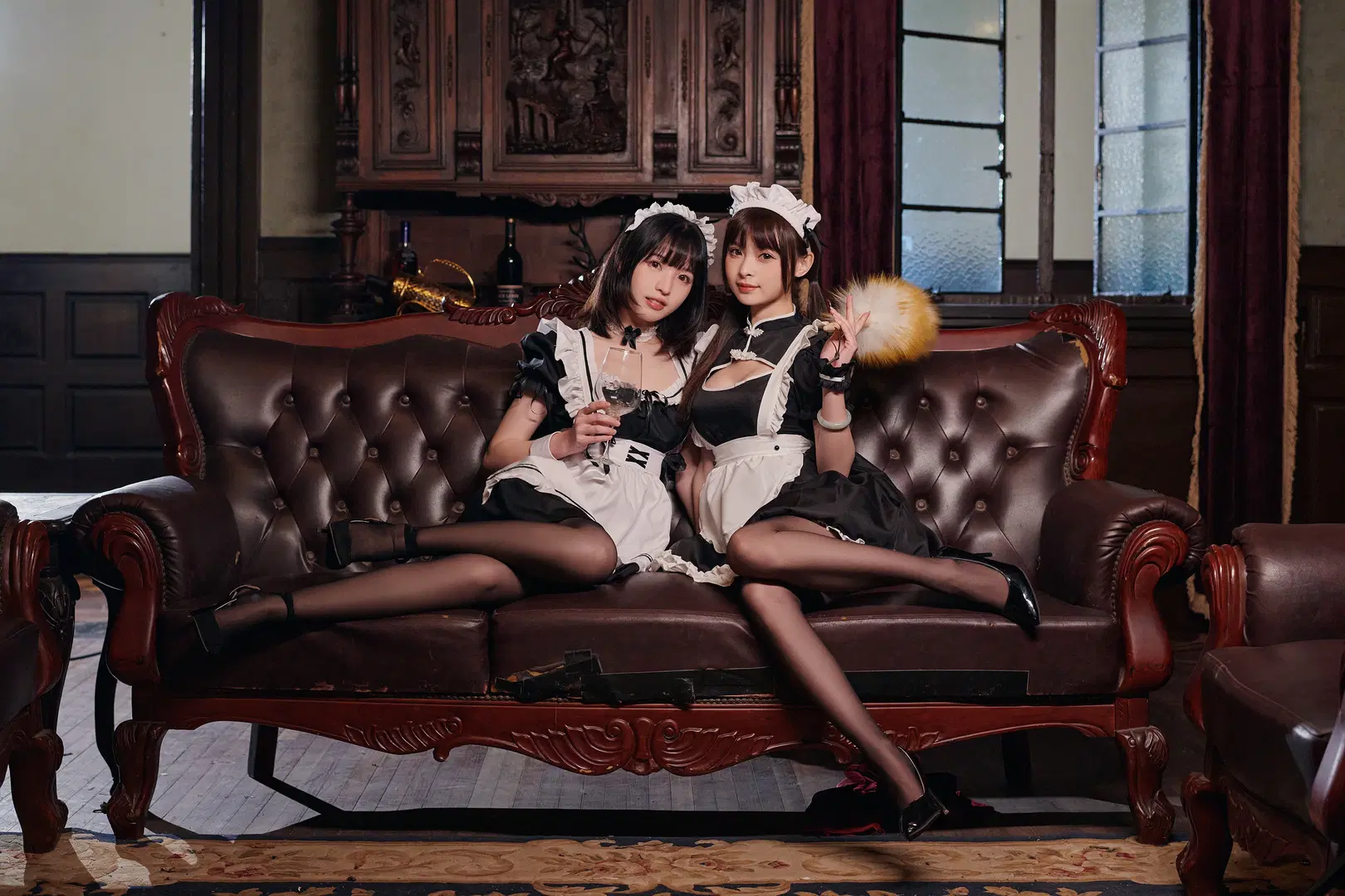 【メイド服】ダーク調レトロ空間のペア撮影、黒ストッキングとハイヒールが織りなす美の交錯 - 小蓝同学摄影会 - 2枚目