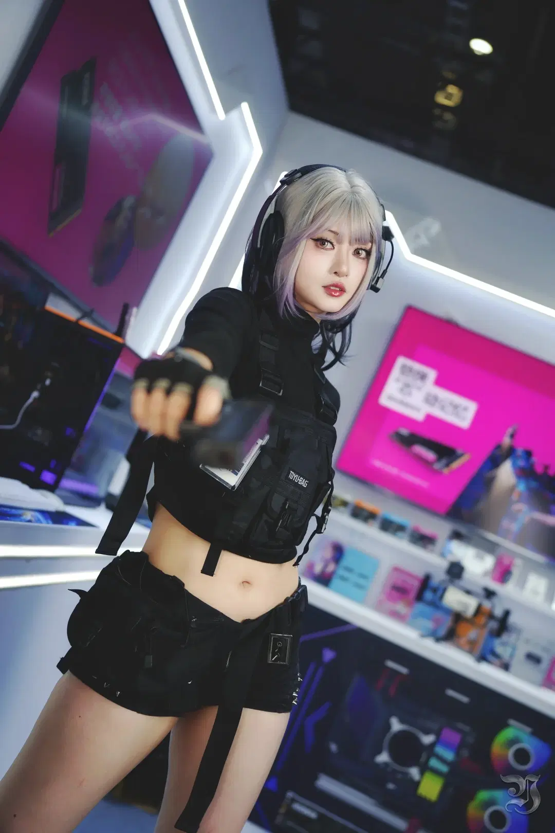 BW Day 3 typhoon in Shanghai: Booth Techwear cosplay and maid outfit roam-and-shoot Convention photos by 跃动的小黑马 - Image 10