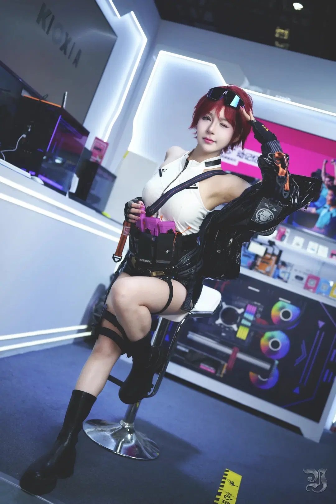 BW Day 3 typhoon in Shanghai: Booth Techwear cosplay and maid outfit roam-and-shoot Convention photos by 跃动的小黑马 - Image 9