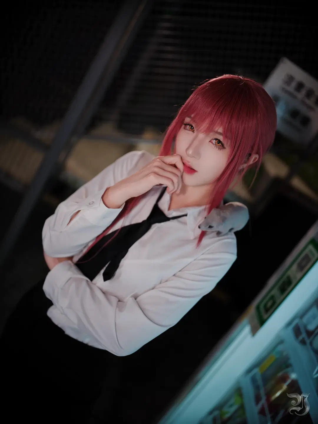 【マキマコスプレ】夜景ルーフトップに映える赤髪と白シャツ、重厚な質感を宿す二次元撮影 - 跃动的小黑马 - 10枚目