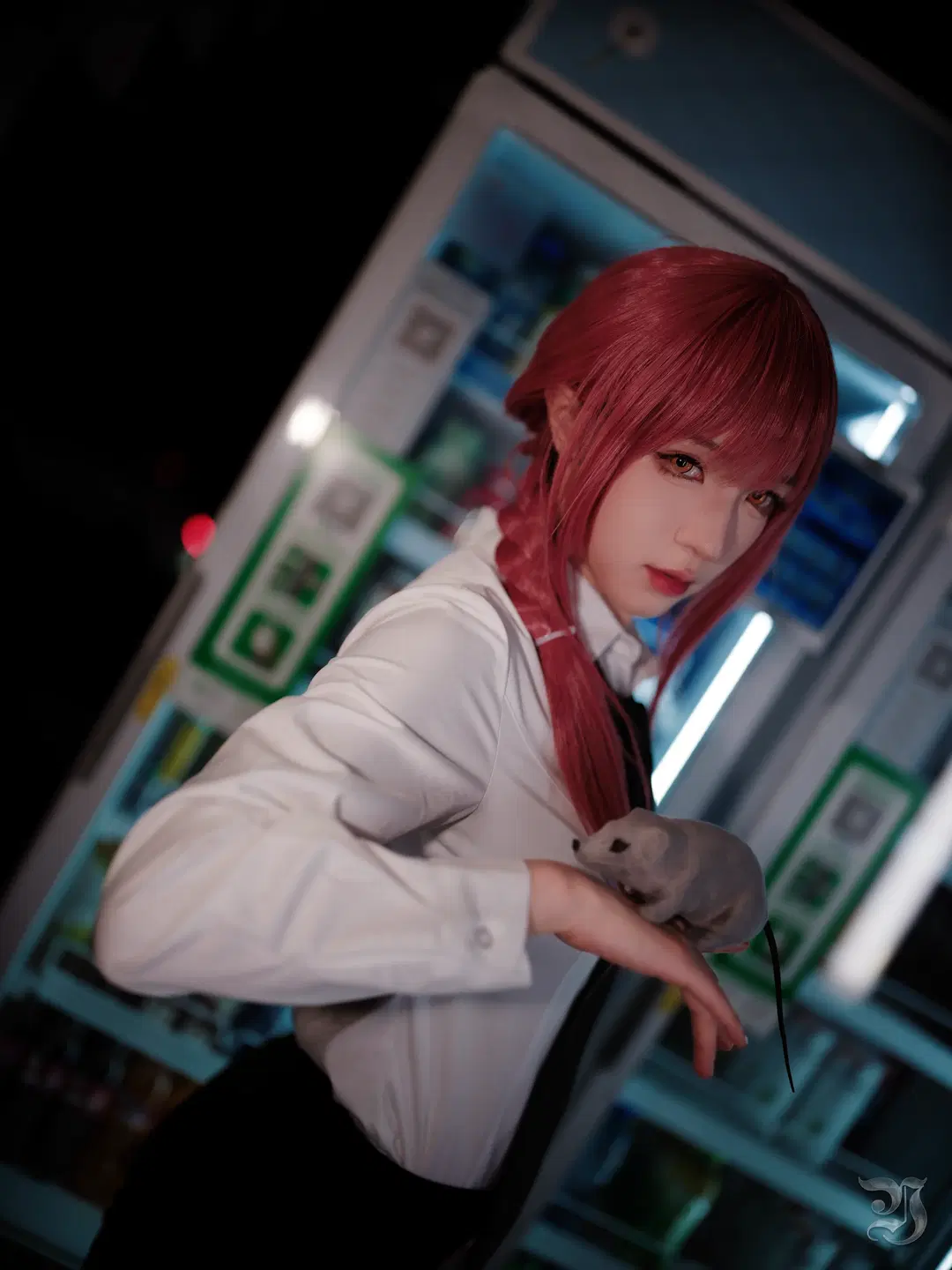 【マキマコスプレ】夜景ルーフトップに映える赤髪と白シャツ、重厚な質感を宿す二次元撮影 - 跃动的小黑马 - 11枚目