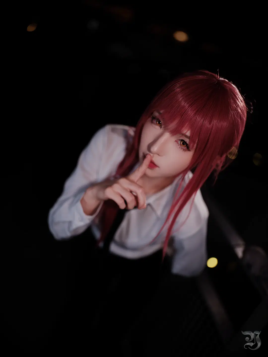 【マキマコスプレ】夜景ルーフトップに映える赤髪と白シャツ、重厚な質感を宿す二次元撮影 - 跃动的小黑马 - 12枚目