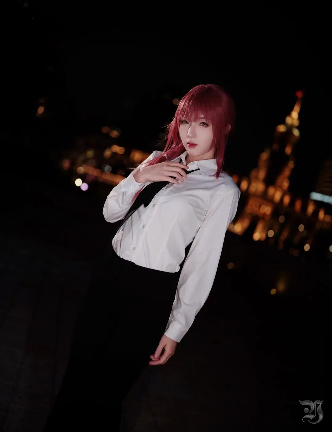 【マキマコスプレ】夜景ルーフトップに映える赤髪と白シャツ、重厚な質感を宿す二次元撮影 - 跃动的小黑马 - 3枚目