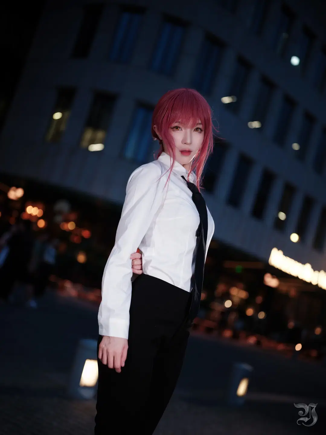 【マキマコスプレ】夜景ルーフトップに映える赤髪と白シャツ、重厚な質感を宿す二次元撮影 - 跃动的小黑马 - 4枚目
