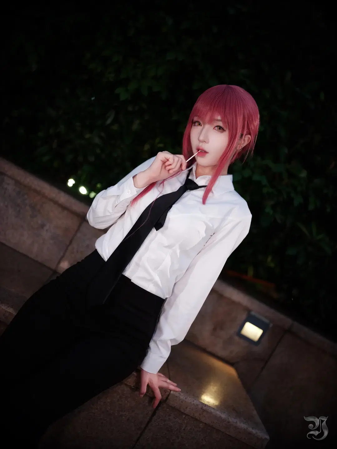 【マキマコスプレ】夜景ルーフトップに映える赤髪と白シャツ、重厚な質感を宿す二次元撮影 - 跃动的小黑马 - 5枚目