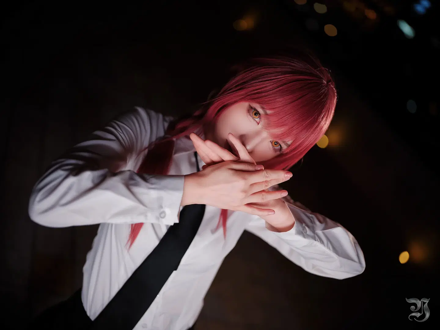 【マキマコスプレ】夜景ルーフトップに映える赤髪と白シャツ、重厚な質感を宿す二次元撮影 - 跃动的小黑马 - 6枚目