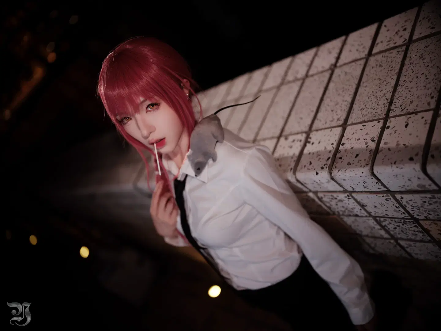 【マキマコスプレ】夜景ルーフトップに映える赤髪と白シャツ、重厚な質感を宿す二次元撮影 - 跃动的小黑马 - 7枚目