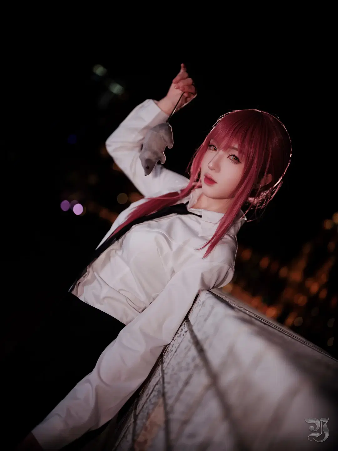 【マキマコスプレ】夜景ルーフトップに映える赤髪と白シャツ、重厚な質感を宿す二次元撮影 - 跃动的小黑马 - 8枚目