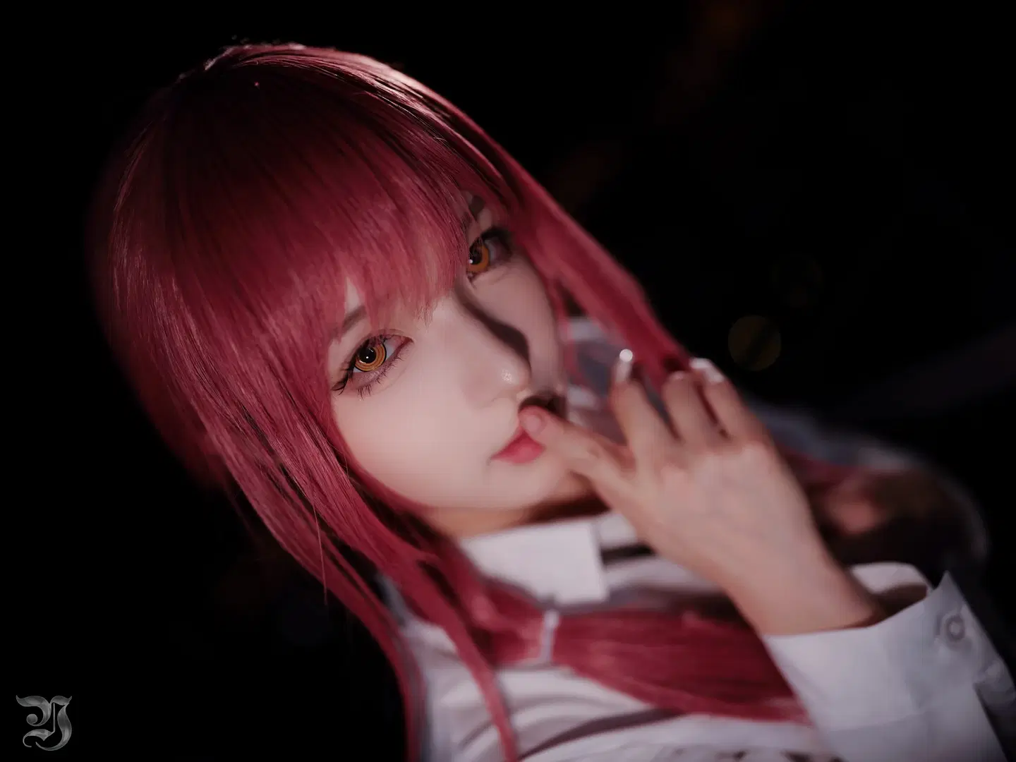 【マキマコスプレ】夜景ルーフトップに映える赤髪と白シャツ、重厚な質感を宿す二次元撮影 - 跃动的小黑马 - 9枚目