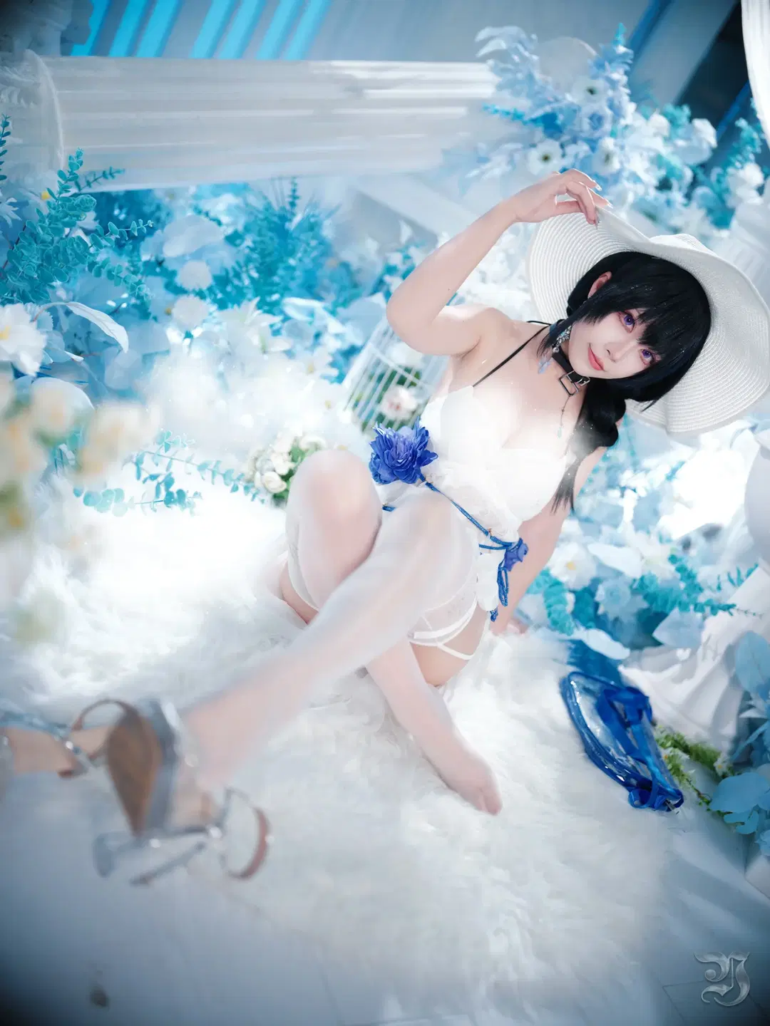 [Mary cosplay] Goddess of Victory: Ethereal Serenity Amidst Blue and White Sea of Flowers by 跃动的小黑马 - Image 11