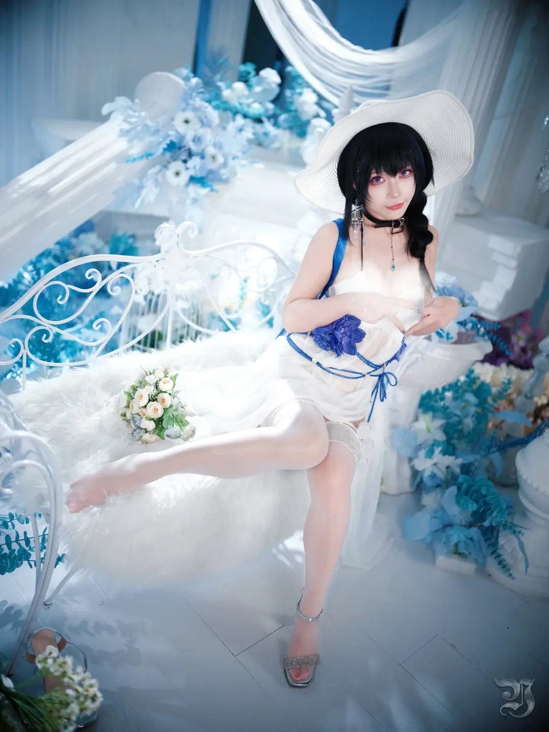 [Mary cosplay] Goddess of Victory: Ethereal Serenity Amidst Blue and White Sea of Flowers by 跃动的小黑马 - Image 4