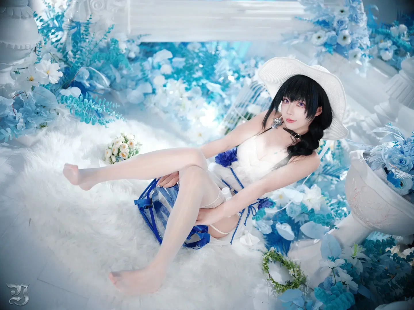 [Mary cosplay] Goddess of Victory: Ethereal Serenity Amidst Blue and White Sea of Flowers by 跃动的小黑马 - Image 7