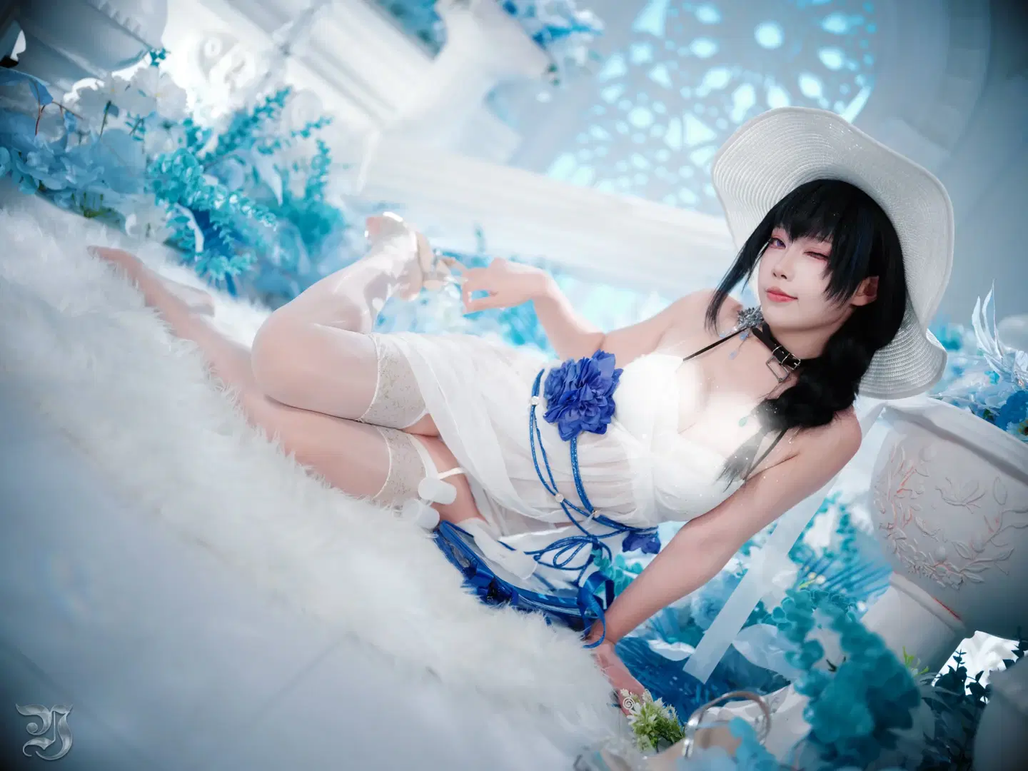 [Mary cosplay] Goddess of Victory: Ethereal Serenity Amidst Blue and White Sea of Flowers by 跃动的小黑马 - Image 9