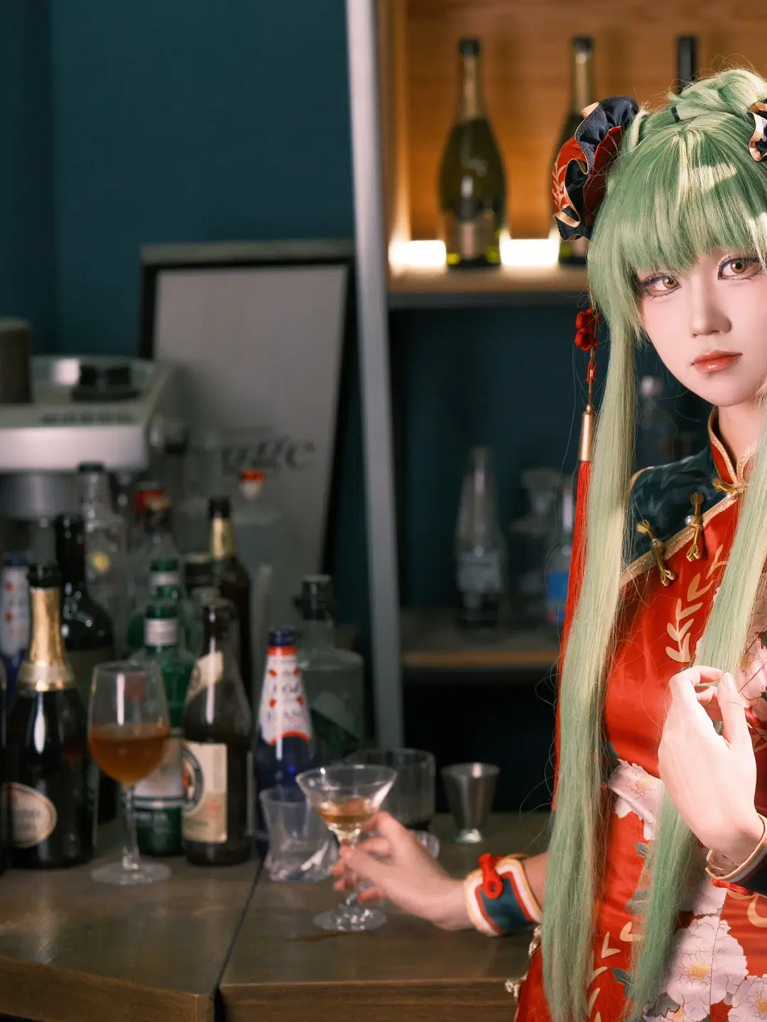 [Witch C.C. cosplay] Code Geass: Lelouch of the Rebellion: Languid Bar Night in a Crimson Qipao by 勇者A - Image 4