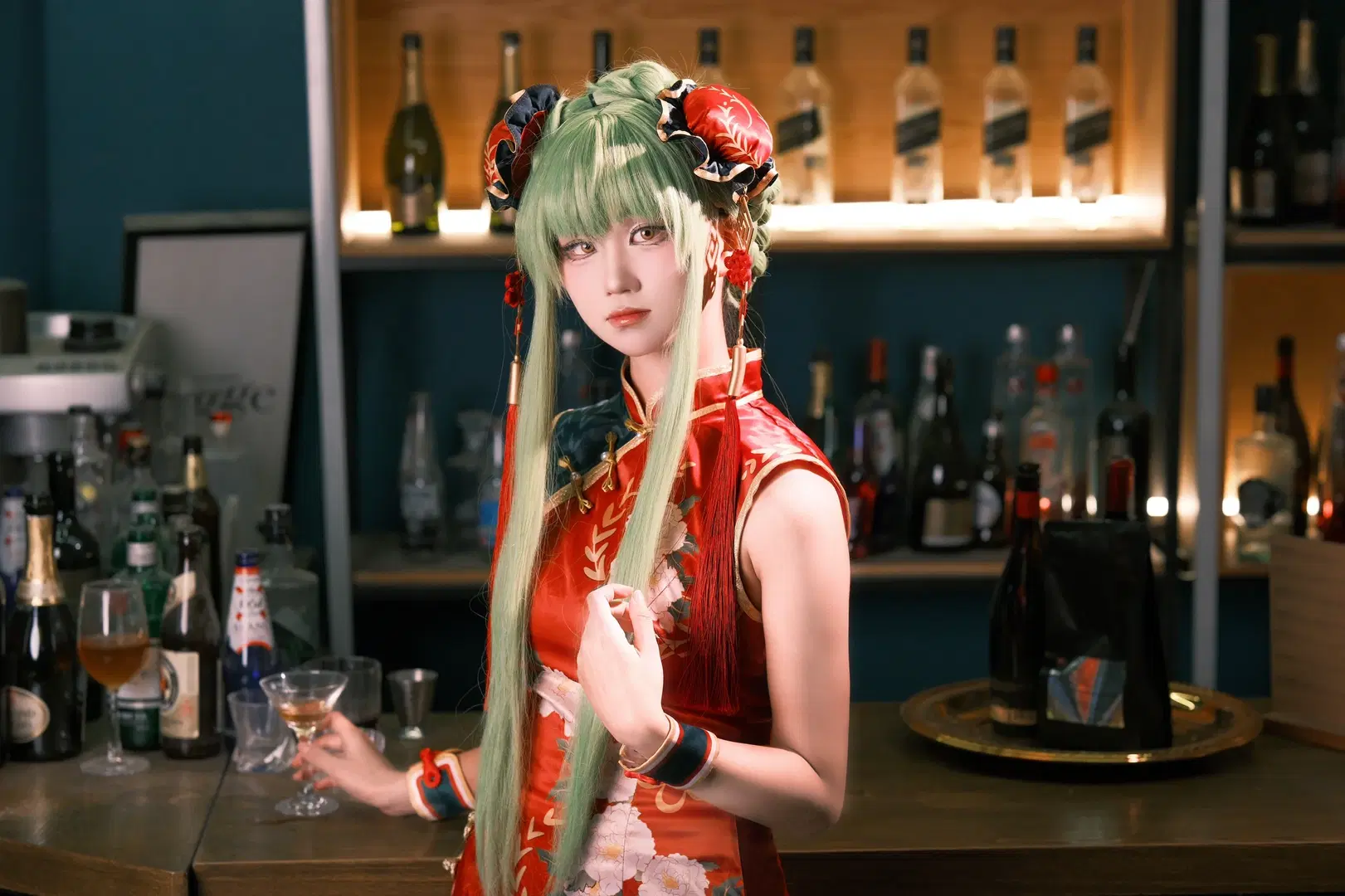 [Witch C.C. cosplay] Code Geass: Lelouch of the Rebellion: Languid Bar Night in a Crimson Qipao by 勇者A - Image 6
