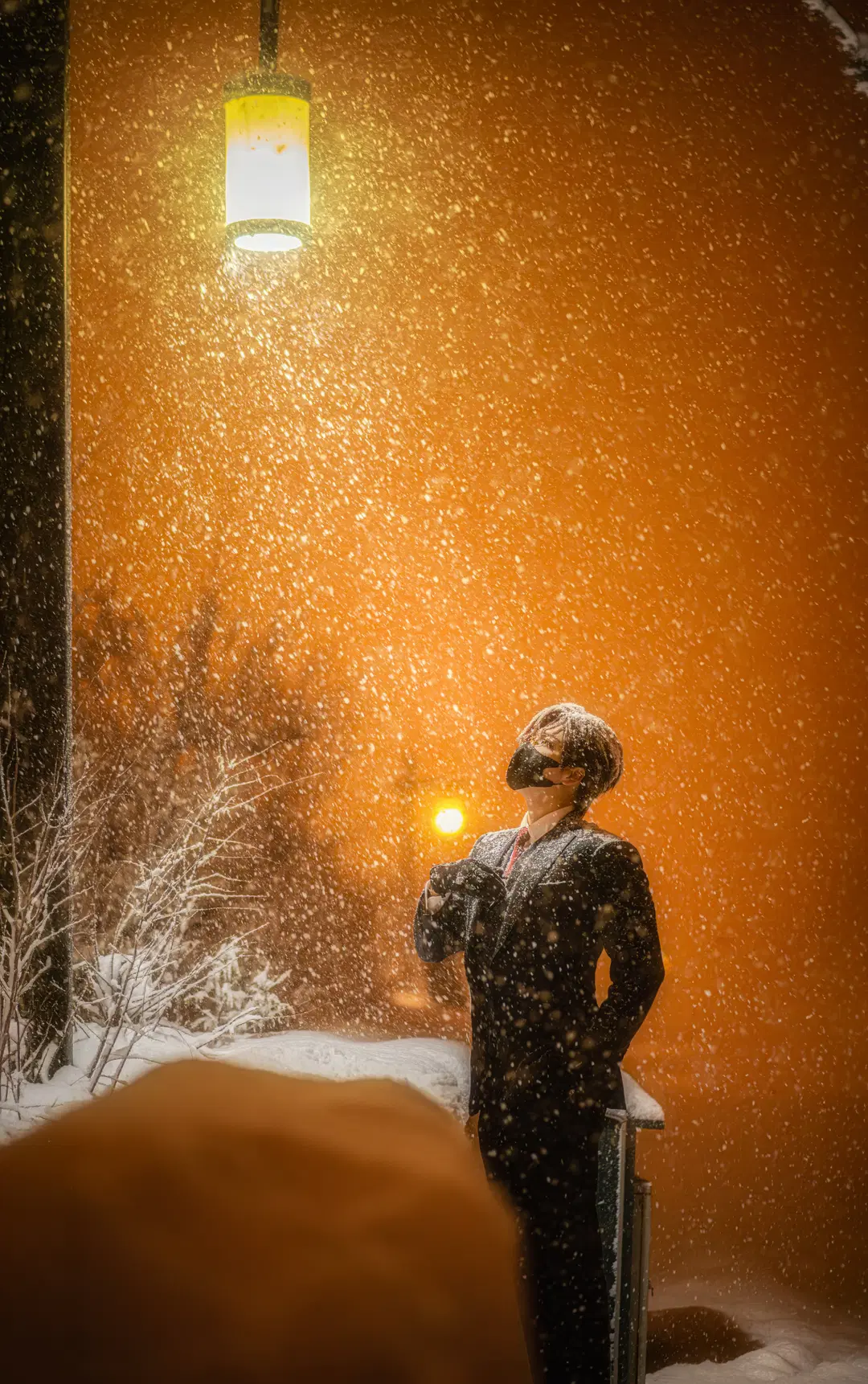 雪夜のスーツコーデが織りなす雰囲気のある写真の旅行同行撮影 - 神父 - 2枚目