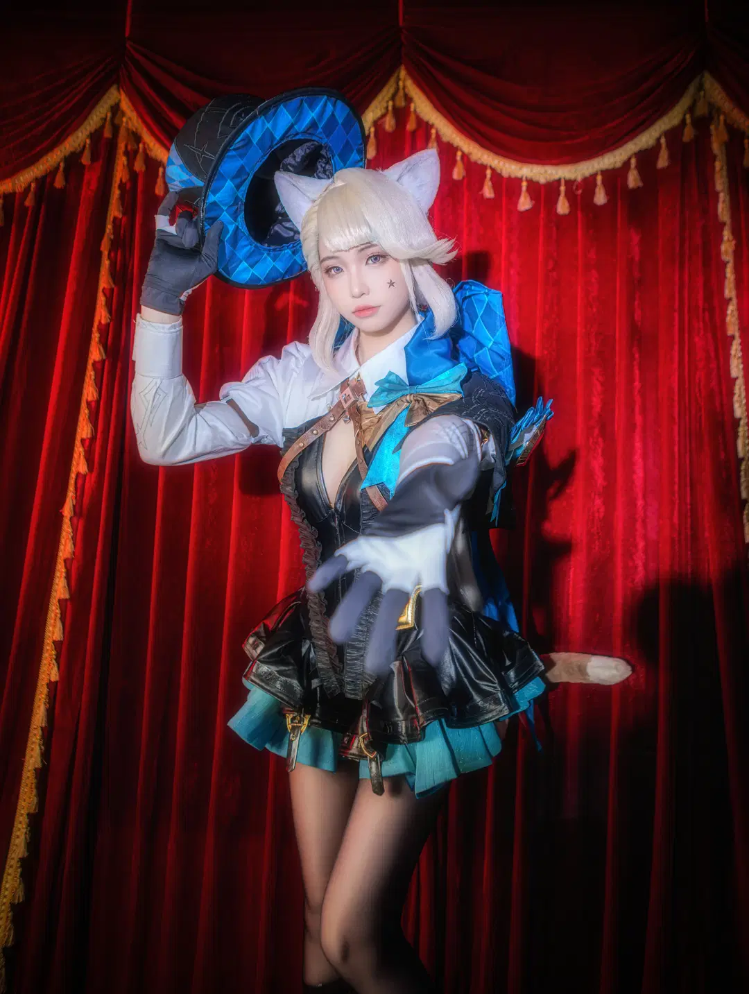 【琳妮特cos】原神魔术猫猫的红幕布舞台时刻 - 神父 - 第2张