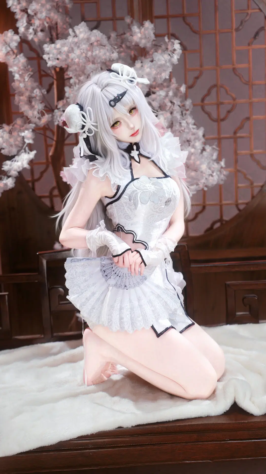[Yixuan cosplay] Zenless Zone Zero Chalcedony Ice Core Style: White Tights, Folding Fan, and Traditional Chinese Woodwork Setting by 江户川 - Image 2