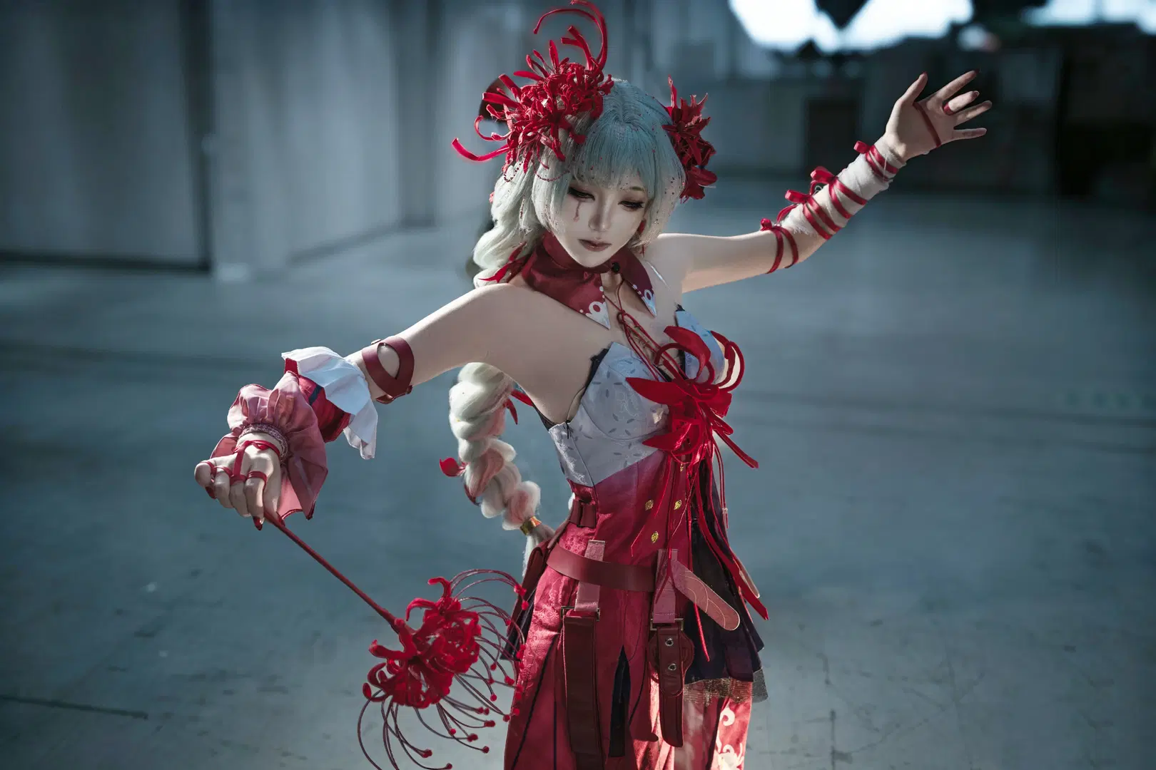 鸣潮, 弗洛洛cos, 二次元cos, 暗黑风cosplay, 银发红装