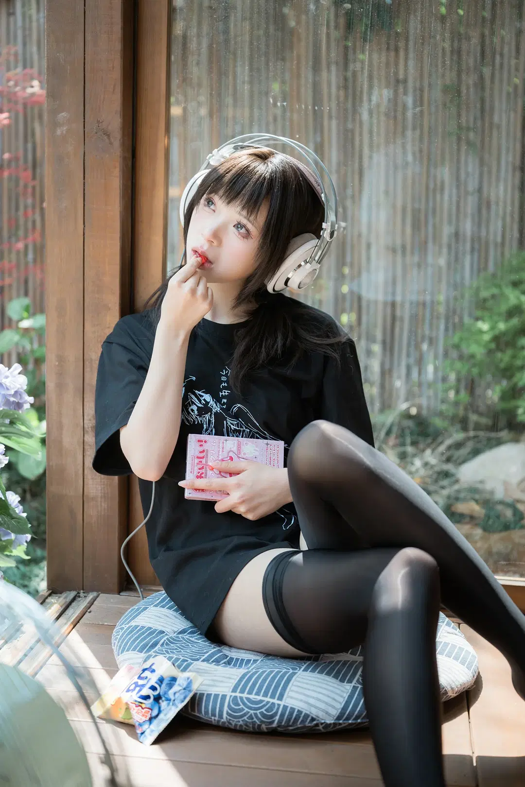 cosplay, 慵懒风, 黑丝过膝袜, 日式庭院写真, 白配黑穿搭