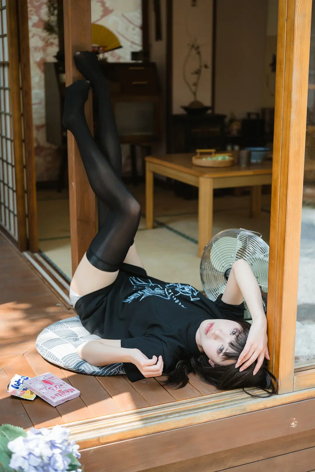 日式庭院里的慵懒夏日，黑T恤搭配白耳机与黑丝 - HIRO_午饭饭 - 第15张