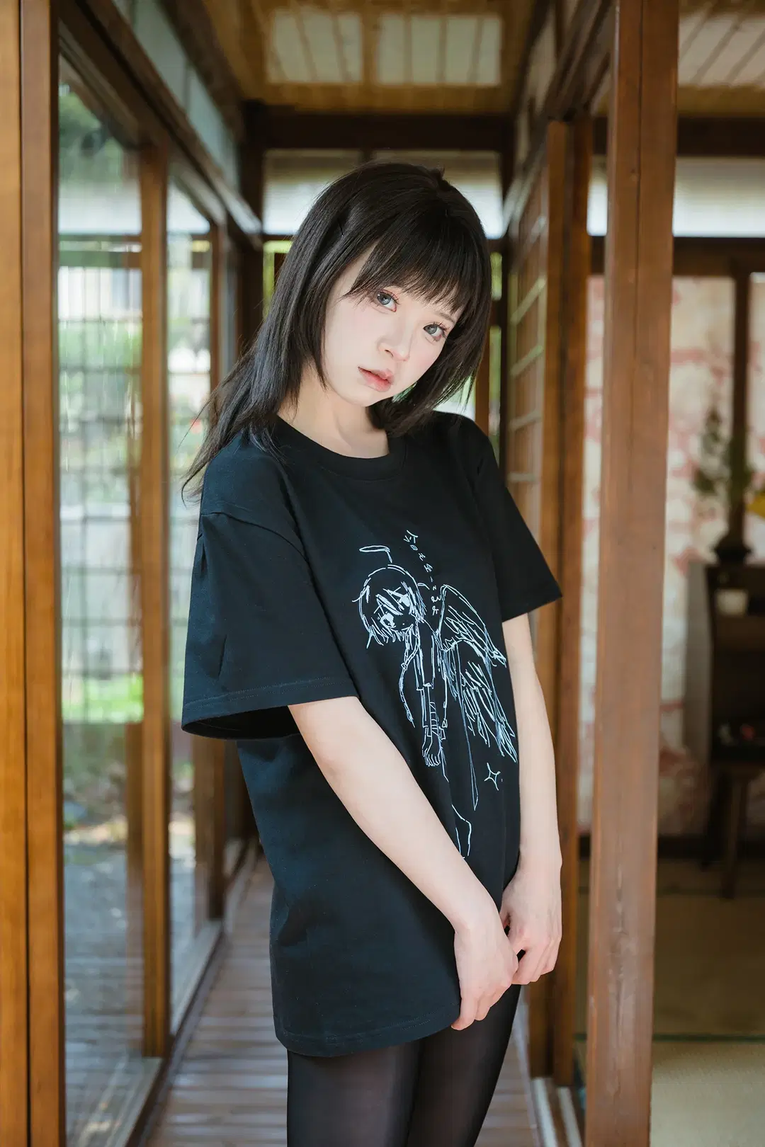日系和风木屋里的黑T耳机少女 - HIRO_午饭饭 - 第10张