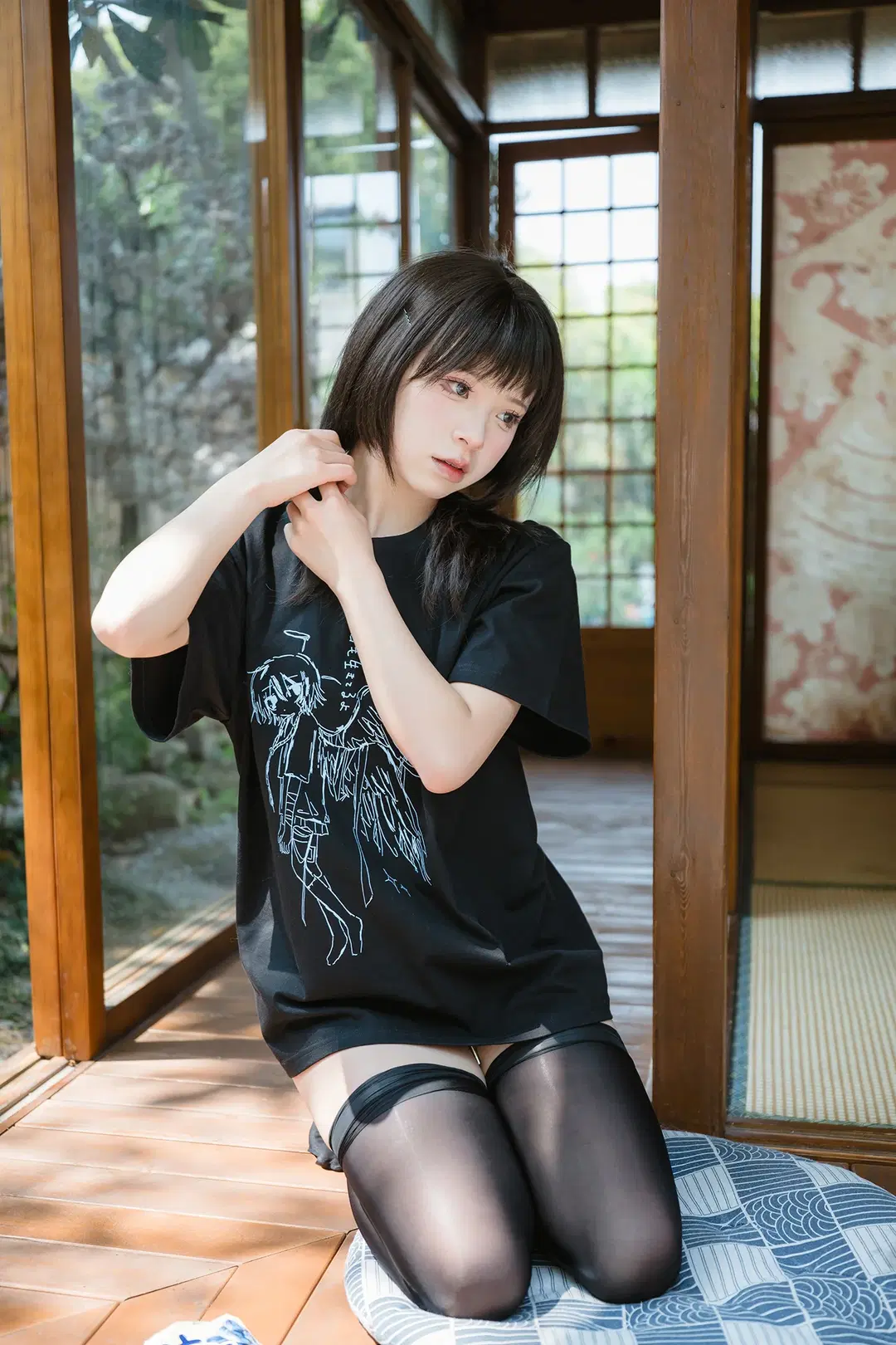 日系和风木屋里的黑T耳机少女 - HIRO_午饭饭 - 第11张