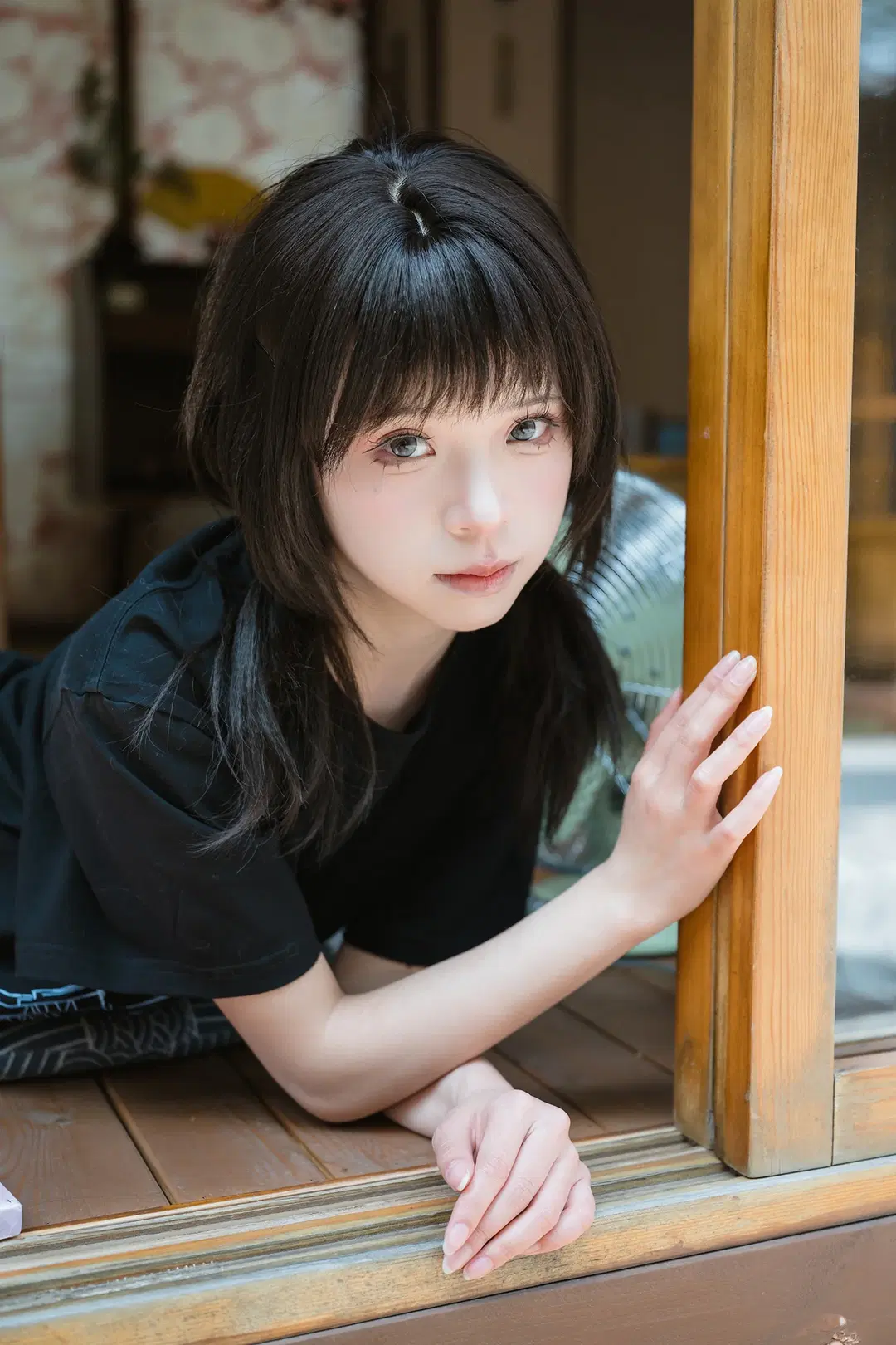 日系和风木屋里的黑T耳机少女 - HIRO_午饭饭 - 第3张