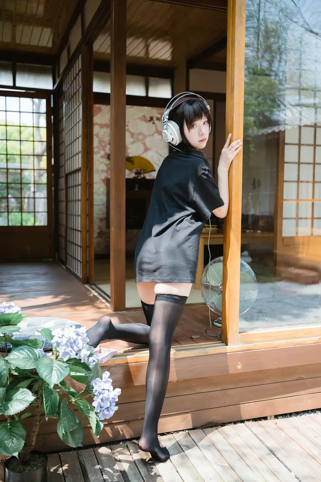 日系和风木屋里的黑T耳机少女 - HIRO_午饭饭 - 第5张