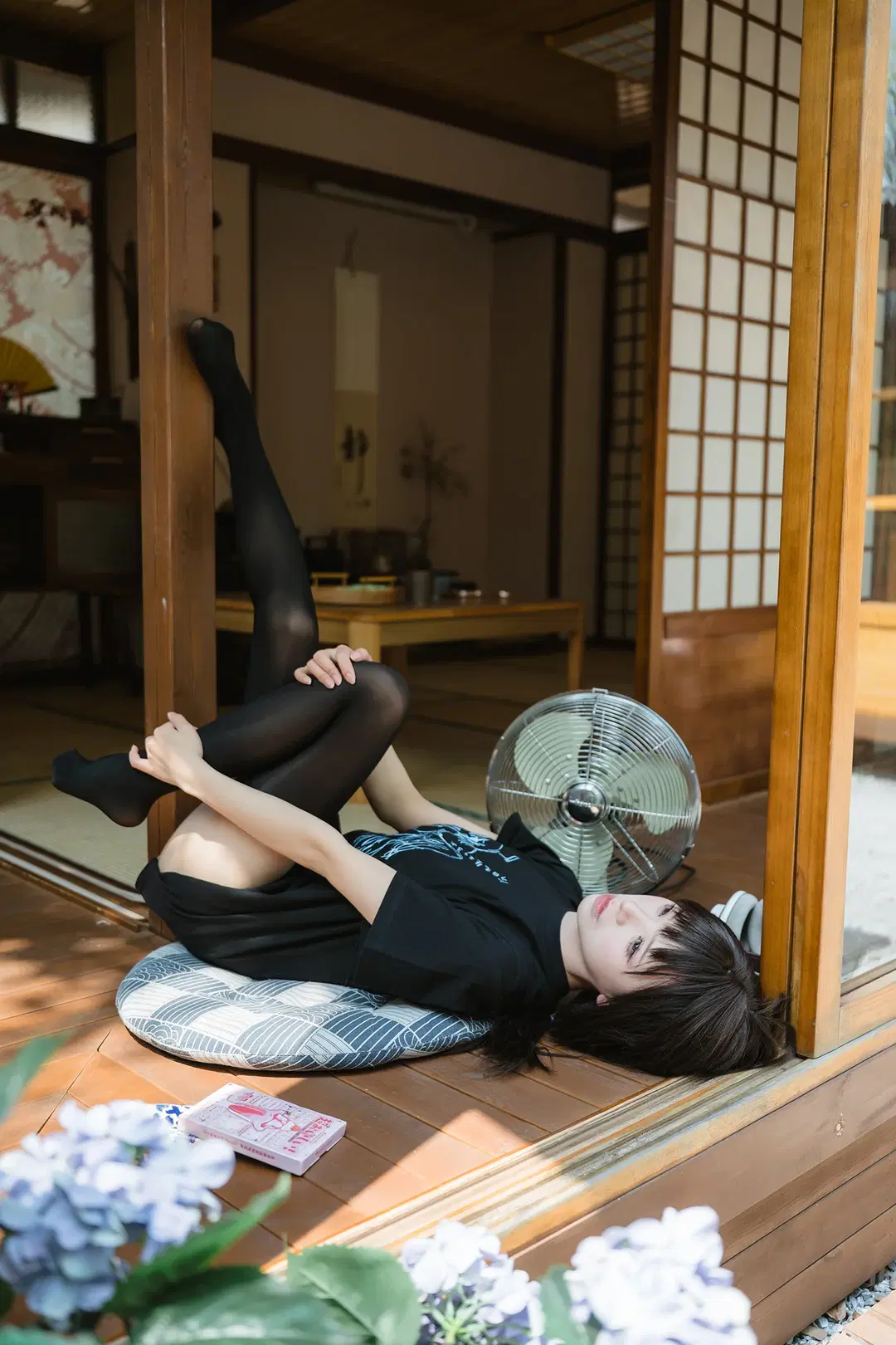 日系和风木屋里的黑T耳机少女 - HIRO_午饭饭 - 第6张