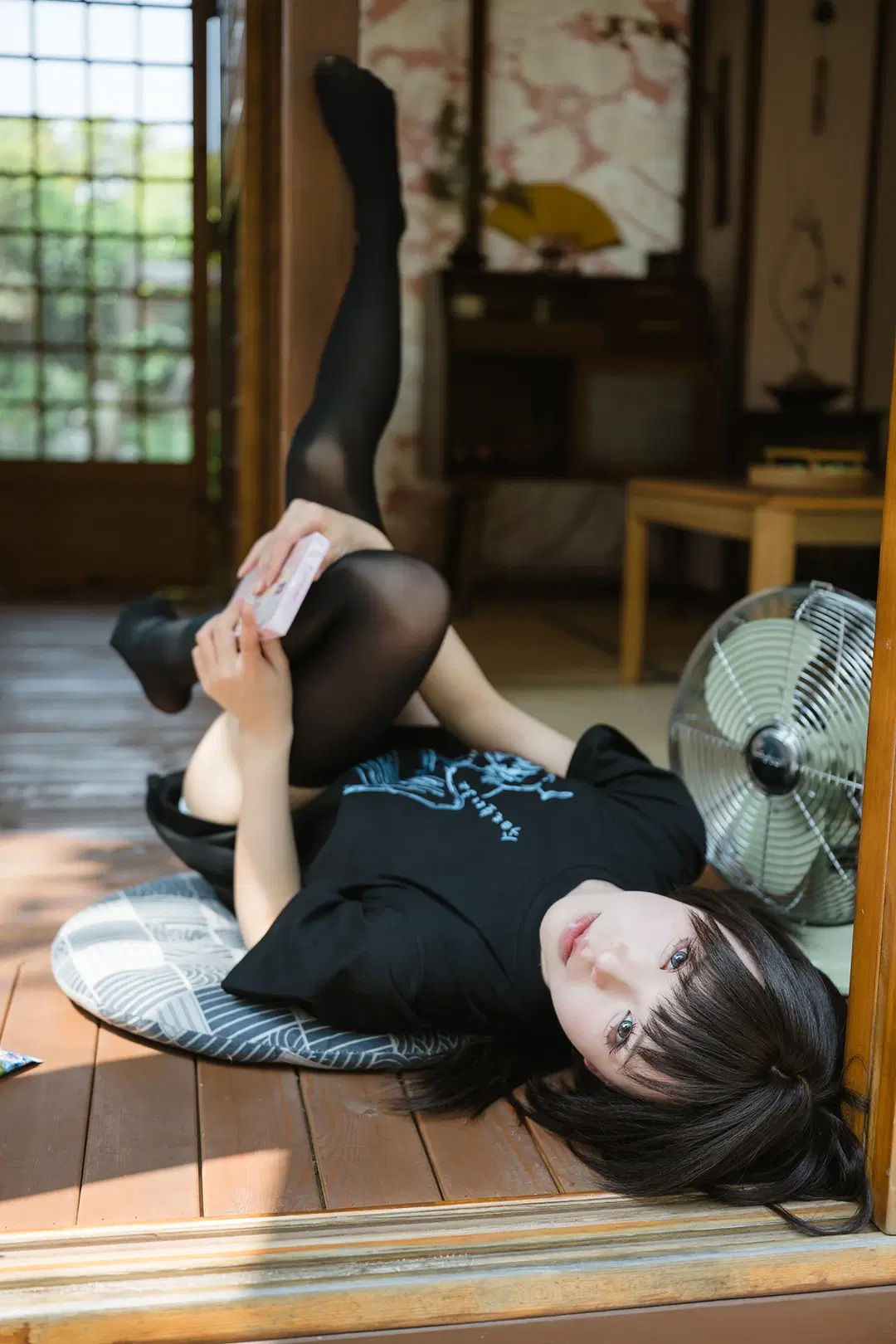 日系和风木屋里的黑T耳机少女 - HIRO_午饭饭 - 第7张