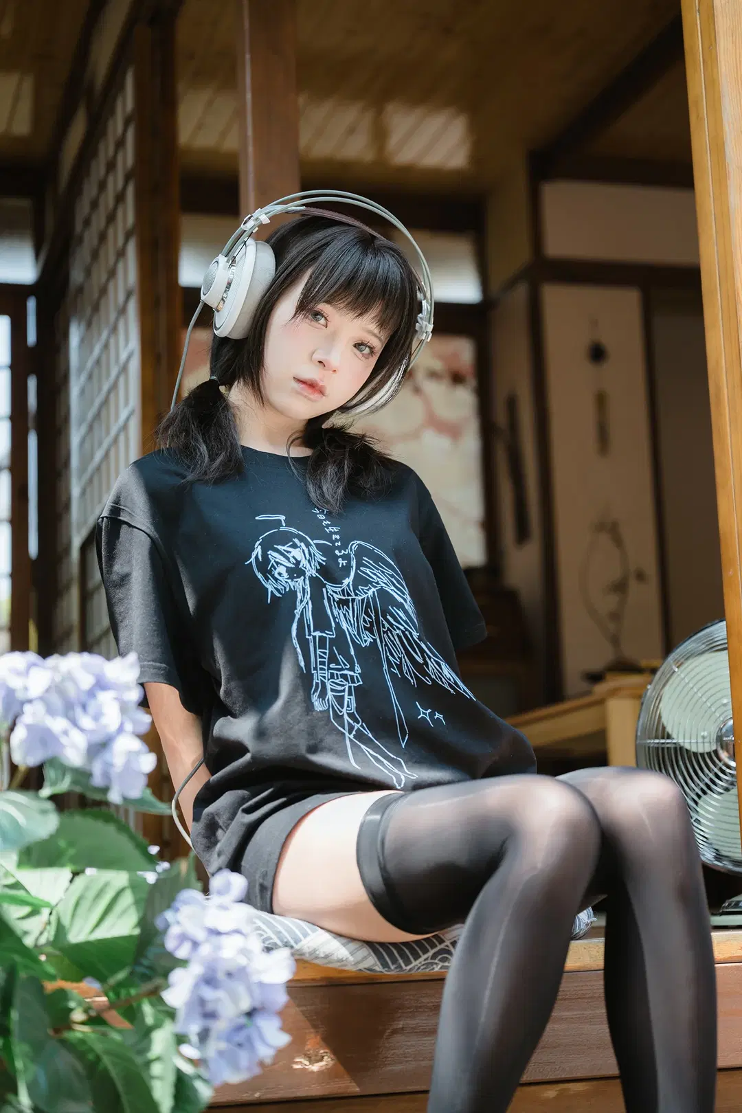 日系和风木屋里的黑T耳机少女 - HIRO_午饭饭 - 第8张