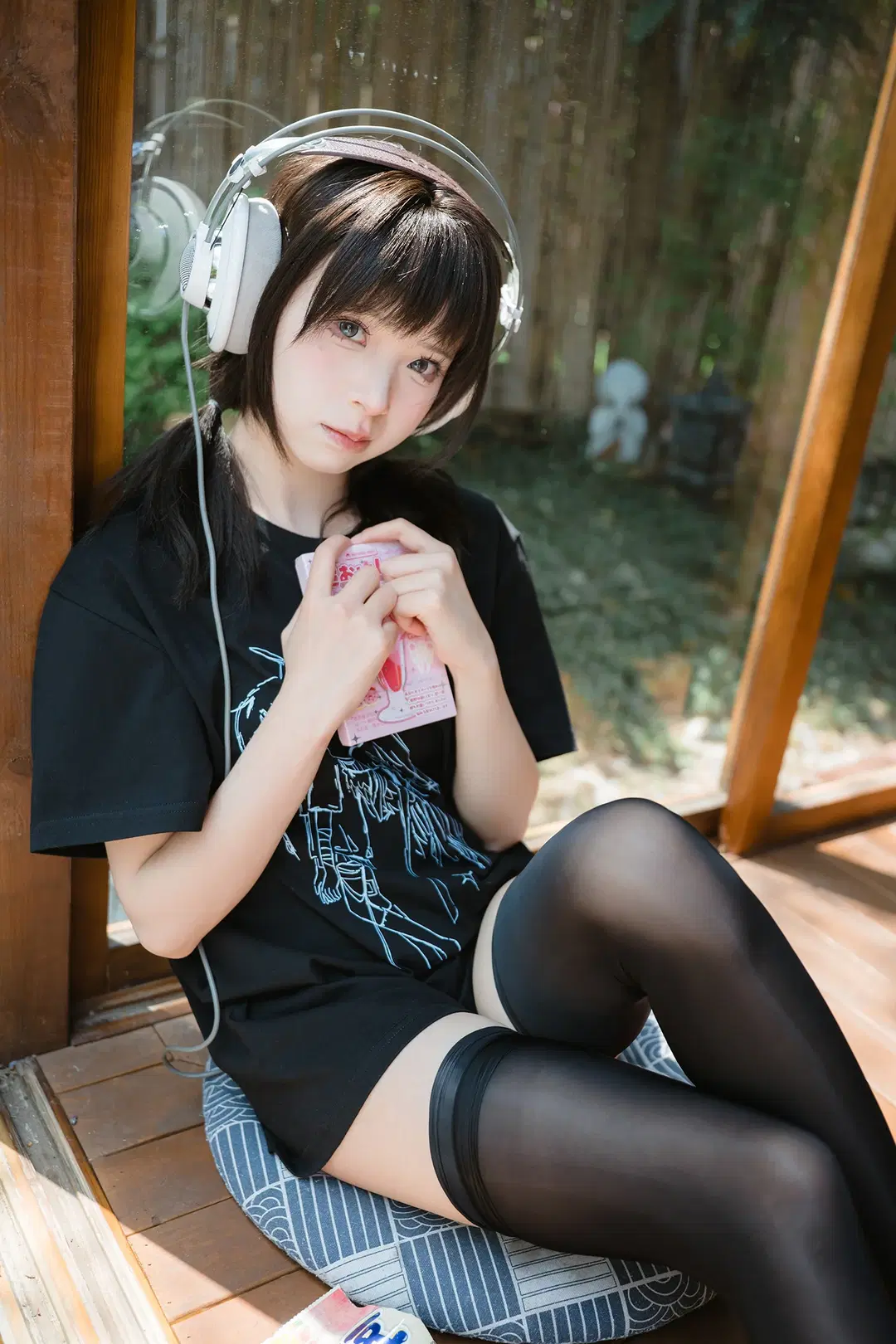 日系和风木屋里的黑T耳机少女 - HIRO_午饭饭 - 第9张