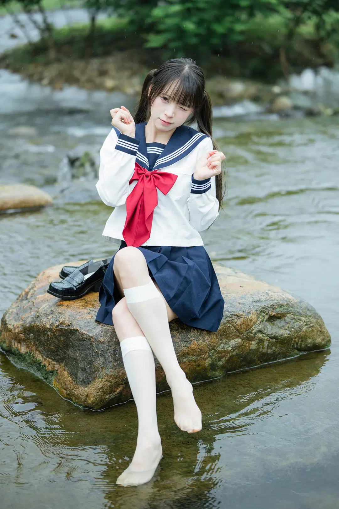雨中的水手服：溪流與透明傘的外景拍攝 - HIRO_午饭饭 - 第2張