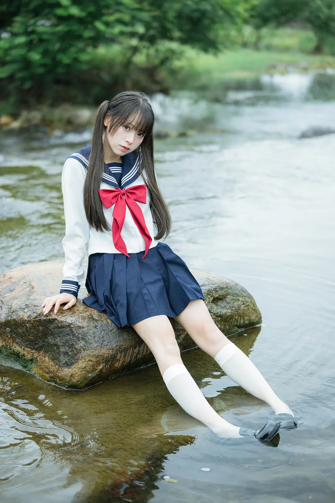 雨中的水手服：溪流與透明傘的外景拍攝 - HIRO_午饭饭 - 第5張