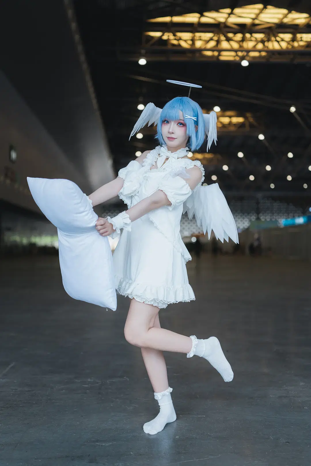 [Rem Cosplay] In Front of the Grand Floor-to-Ceiling Windows at Shanghai P&I Exhibition: The Blue-Haired Maiden in a White Dress Resting on Light and Shadow by HIRO_午饭饭 - Image 12