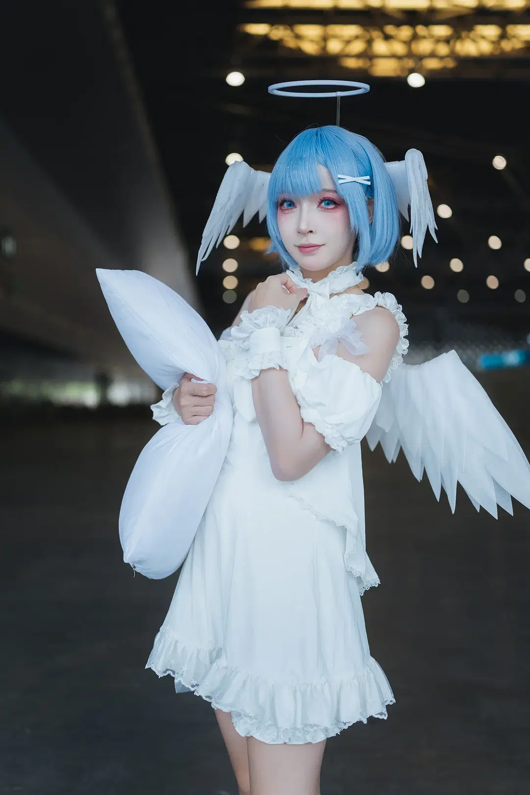 [Rem Cosplay] In Front of the Grand Floor-to-Ceiling Windows at Shanghai P&I Exhibition: The Blue-Haired Maiden in a White Dress Resting on Light and Shadow by HIRO_午饭饭 - Image 13